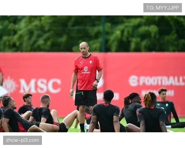 拉齐奥中卫组禁区顶弧合围成功，隔离米兰中锋与10号位连线